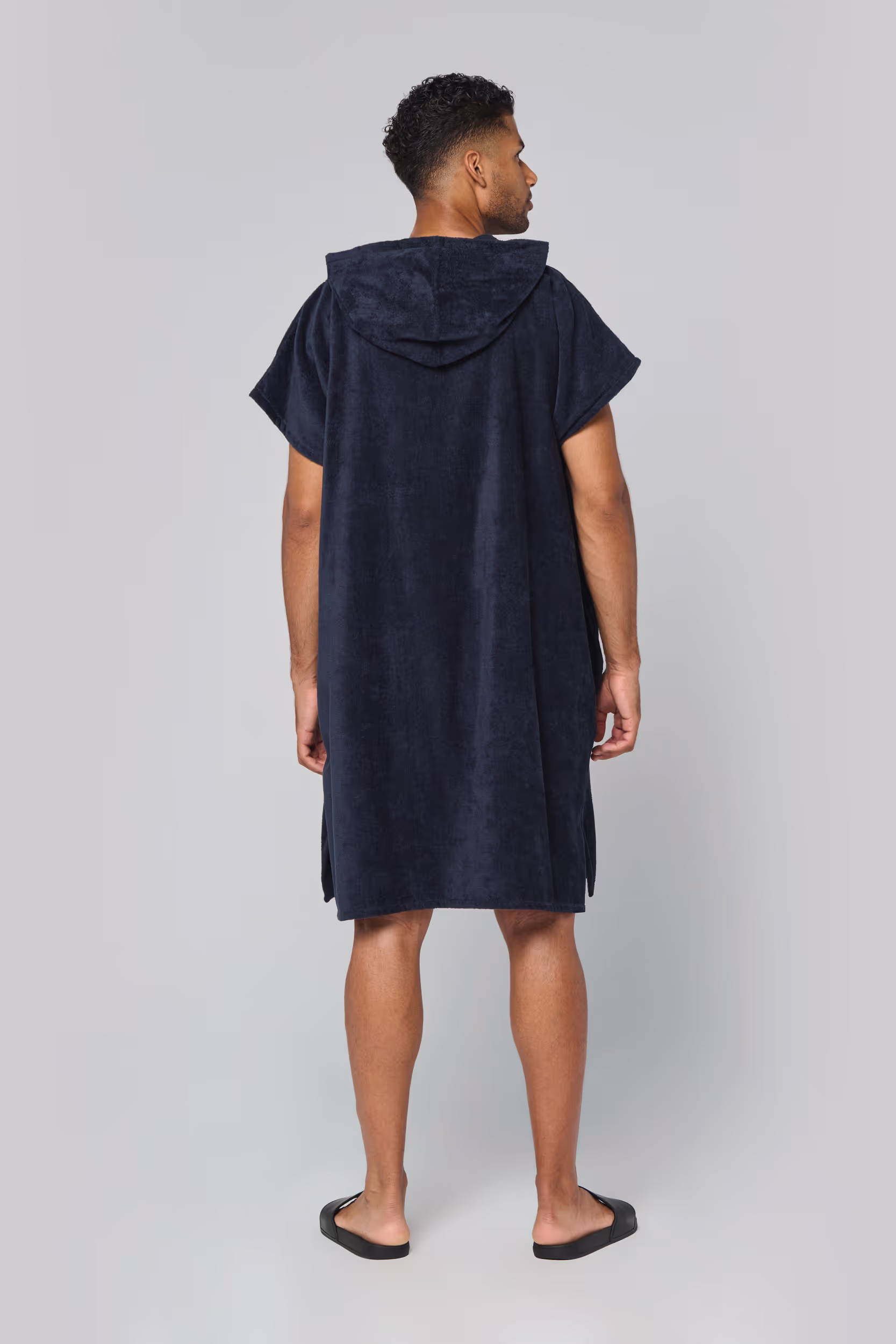 Poncho éponge à capuche unisexe – Image 2