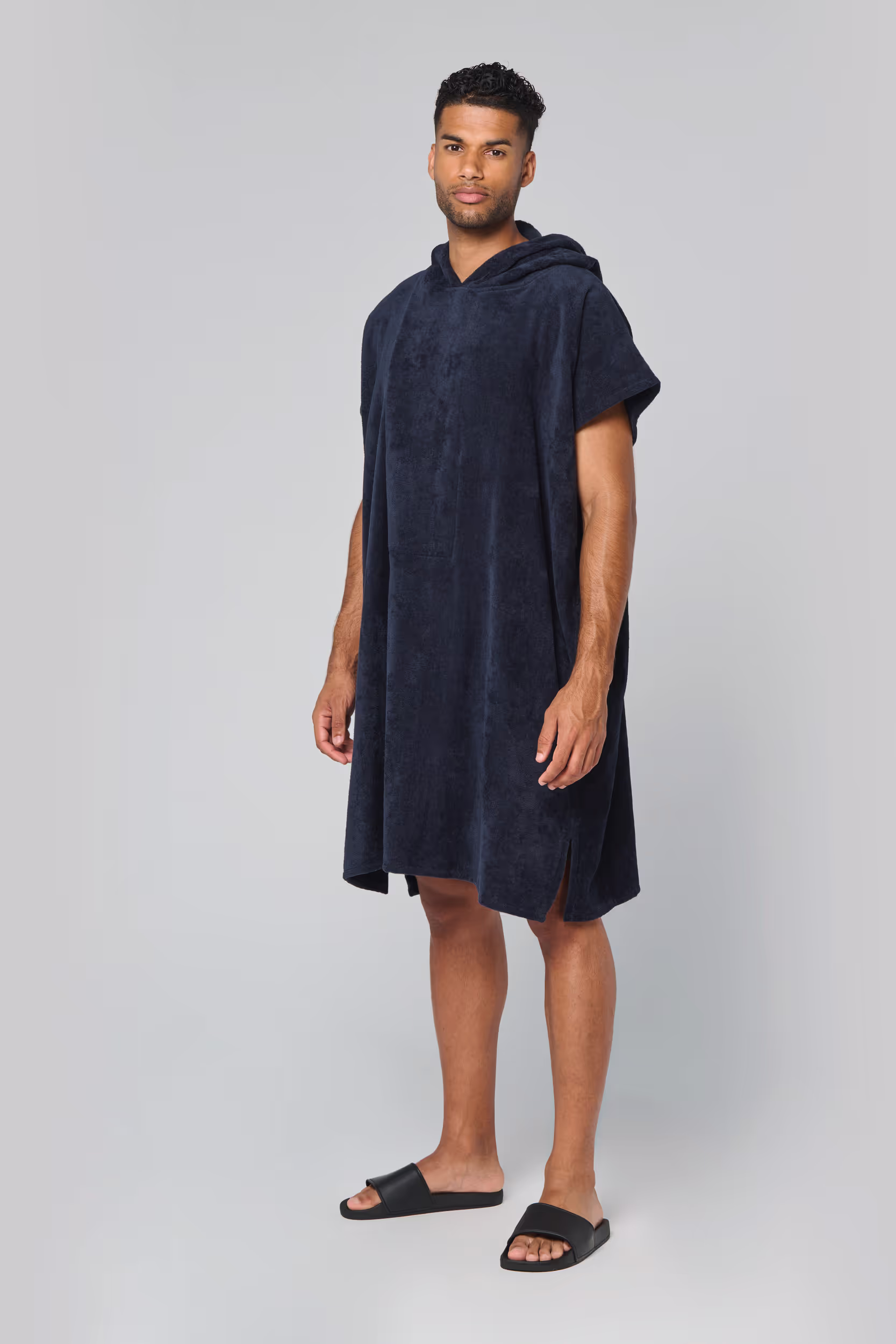 Poncho éponge à capuche unisexe – Image 3